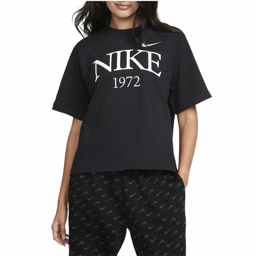 Nike Sportswear Classic
Women's T-Shirt